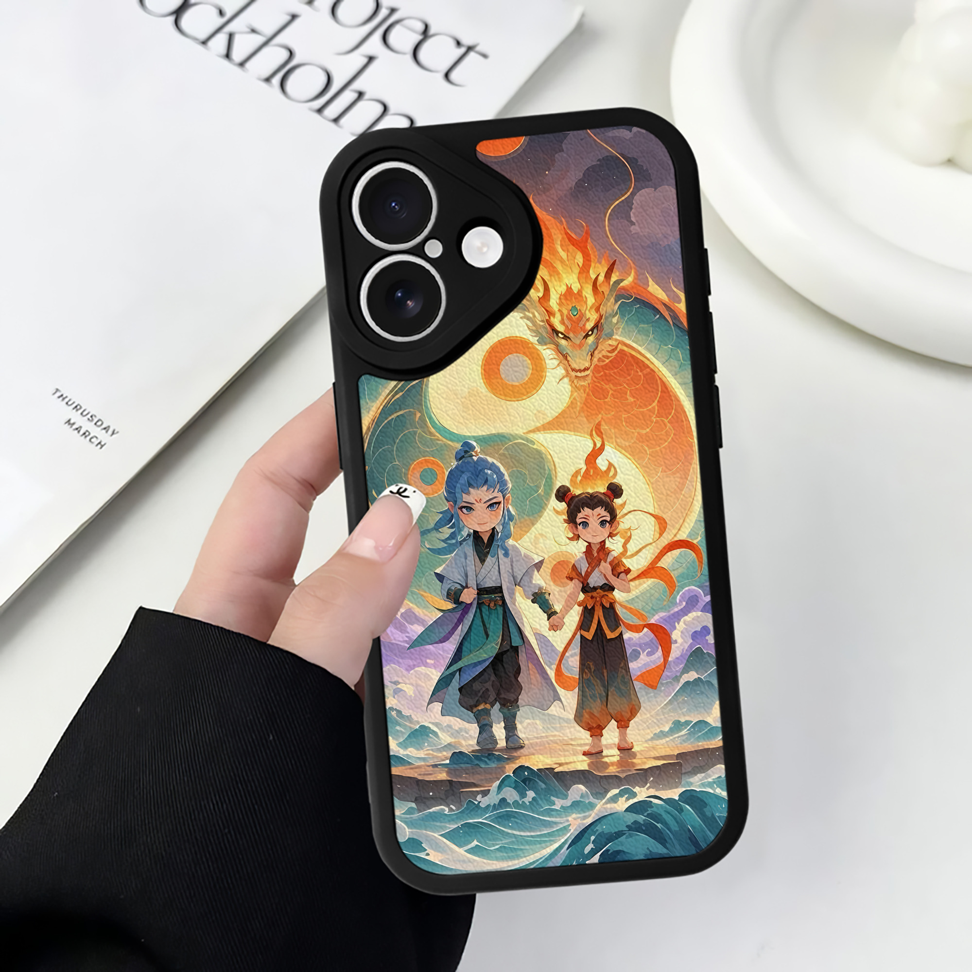 （画像用） Ne Zha 2 ナタ 魔童の大暴れ 【iPhone 16シリーズ対応】シリコンスマホケース（レザー調） 材質：シリコン